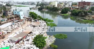 প্লাস্টিক বর্জ্যে বিপন্ন বুড়িগঙ্গা; কার্যকর হয়নি নির্দেশনা, প্রয়োজন সমন্বিত উদ্যোগ